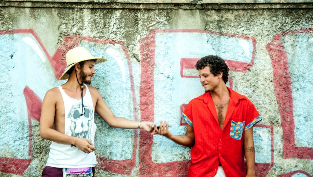 2+2=5. Chico Chico e João Mantuano trazem disco conjunto com experimentações e mudanças bruscas no andamento das&nbsp;canções.