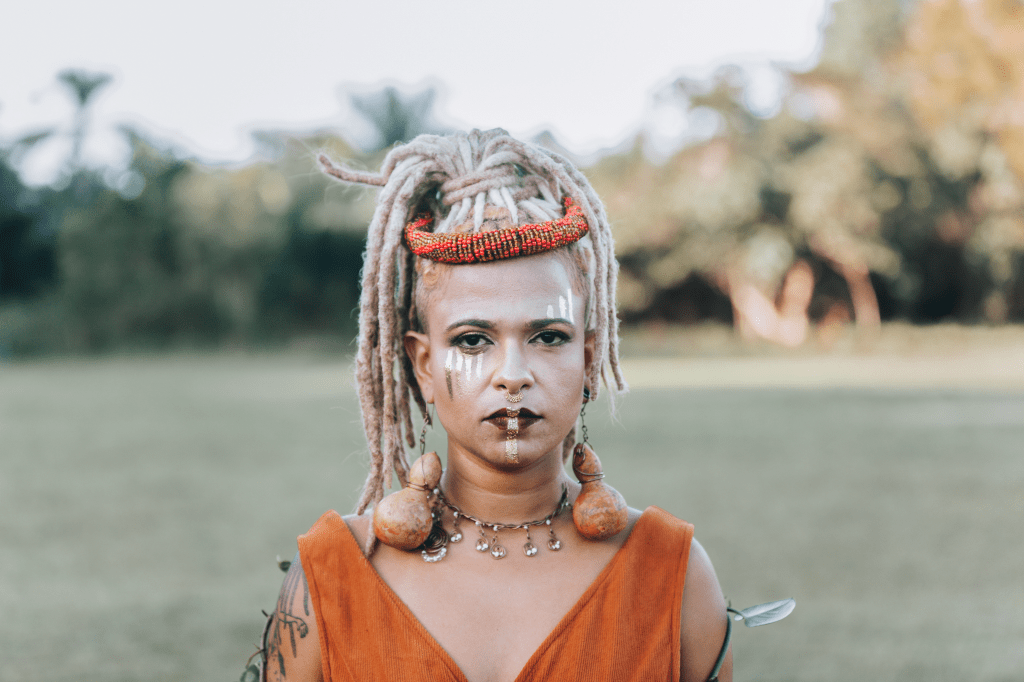 Eloah Monteiro evoca sua raiz, autoconhecimento e amor próprio em disco de&nbsp;estreia