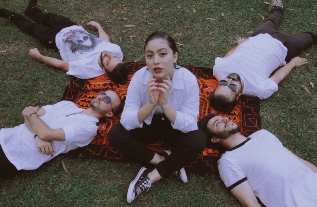 Viaje com o indie psicodélico “Em Quatro Três Dois”, disco de estreia da Fantástico&nbsp;Caramelo