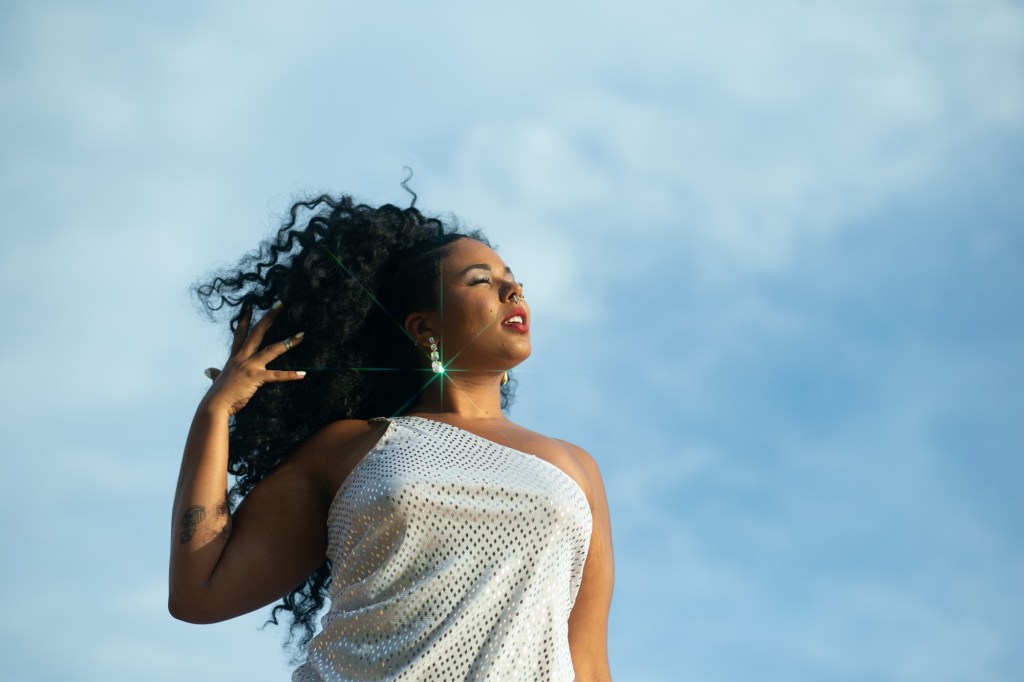 O afrofuturismo e amefricanidade da mulher preta no novo disco da pernambucana&nbsp;Doralyce