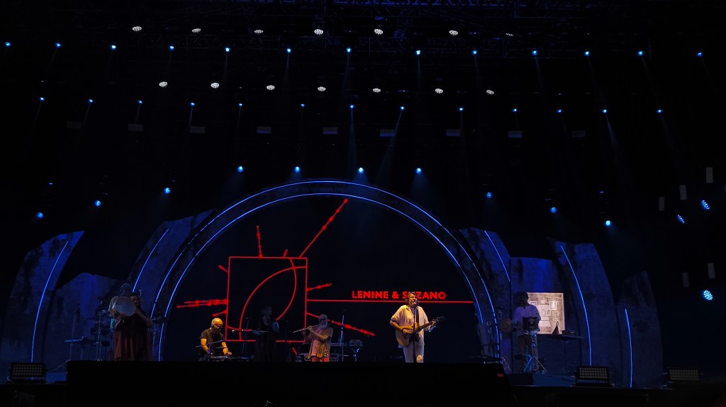 A sexta-feira (06) do Coala Festival teve performance épica, encontros consagrados e também&nbsp;despedidas