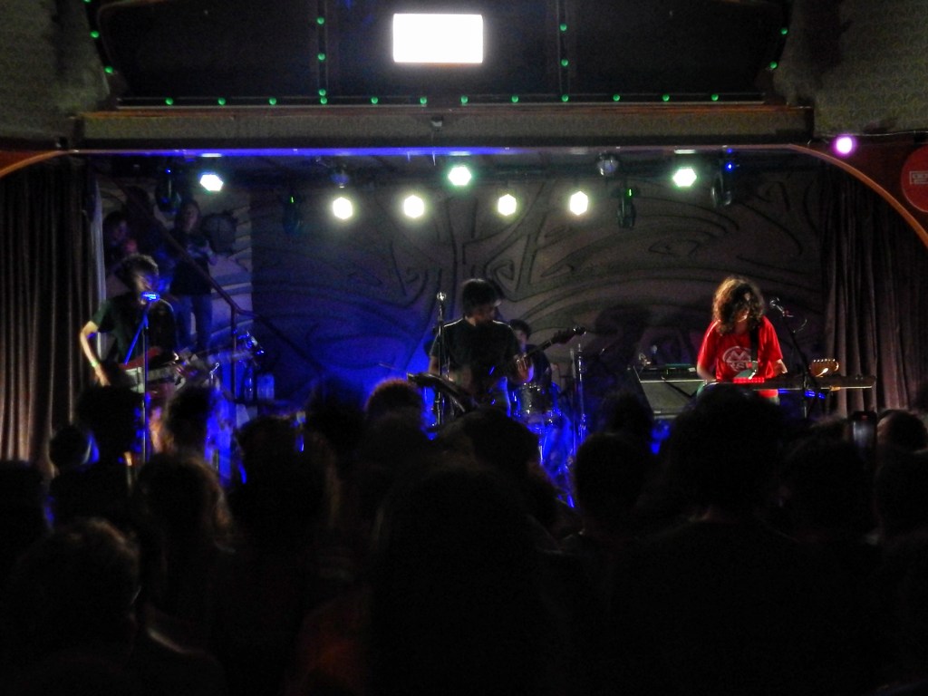 Foto da banda Sophia Chablau e uma Enorme Perda de Tempo no Festival 5 Bandas 2026. Foto por Kauã Nascimento